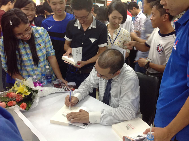 Anh Nguyễn Cảnh Bình ký tên tặng sách các bạn sinh viên